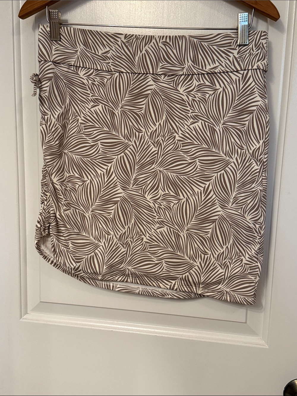 ๐ATHLETA SKIRT SWIM COVERUP TAN WHITE STRETCH FITNESS ATHLETIC SIZE SMALL